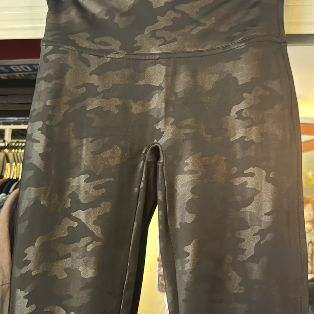SPANX FAUX LEATHER BLACK MATTE CAMO PRINT LEGGING SMALL - Picture 13 of 14